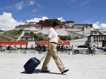 Framför Potalapalatset i Lhasa, Tibet, Kina. (Foto: Guang Niu/Getty Images)

