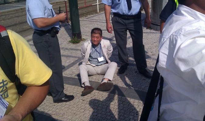 Polisen satte handbojor på en tjänsteman från den kinesiska ambassaden i Prag efter det att han attackerade demonstrerande Falun Gong-utövare den 28 augusti 2014. (Foto: Sun Hao / Epoch Times)
