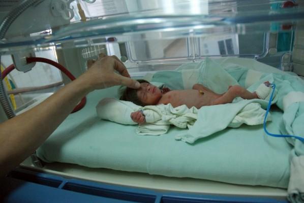 En fullgången graviditet varar normalt från 37 till 41 veckor. Ett barn som föds för tidigt har inte fullt utvecklade organ och behöver hjälp för att klara av livsviktiga funktioner efter förlossningen. (Foto: AFP PHOTO/STR)
