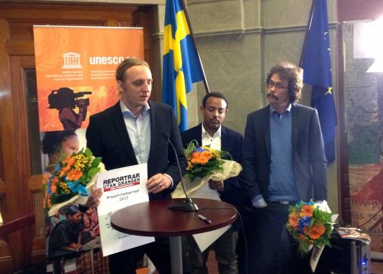 Martin Schibbye (vä), Mesfin Negash och Johan Persson (hö) vid utdelningen av årets Pressfrihetspris.  (Foton: Tony Lingefors/Epoch Times)
