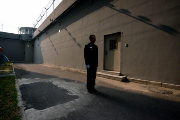 En fängelsevakt vid Interneringscenter nummer 1 i Peking den 25 oktober 2012. (Foto: Ed Jones/AFP/Getty Images)