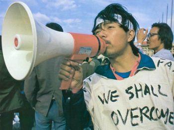 “We shall overcome” – Kinesiska studenter valde det engelskspråkiga temat 1989, för att låta världspressen få kännedom om deras budskap om hopp. (Foto: 64memo.com)
