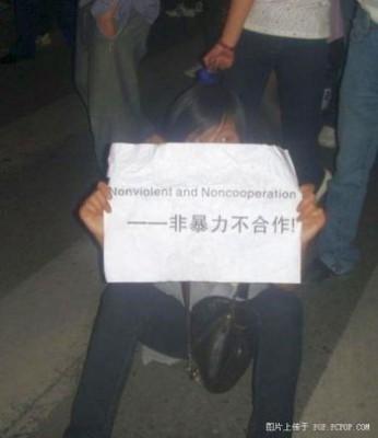 En kvinnlig student håller upp en skylt under protesten. (Foto: Epoch Times)
