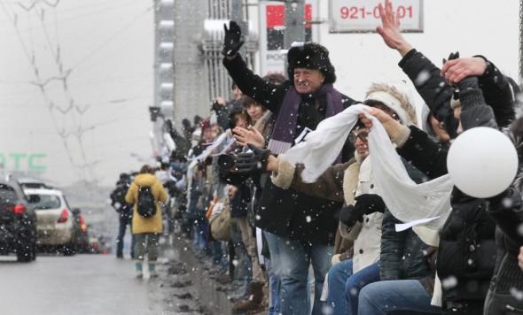 Ryska oppositionsanhängare håller upp vita band när de bildar en kedja i Moskva den 26 februari 2012. (Foto: Alexej Sazonov/AFP/Getty Images)
