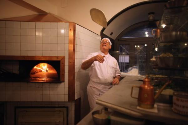 Pizzabagaren Pepe Mazza snurrar degen på den världsberömda Lombardi Pizzeria i Neapel, Italien. (Foto: Christopher Furlong/Getty Images)