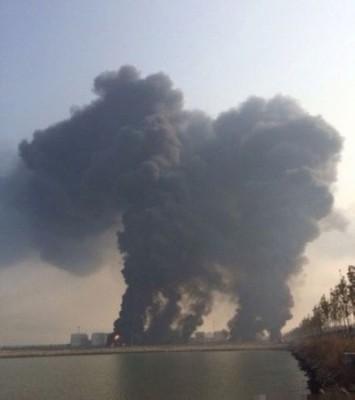 Kinas centrala propagandadepartement kontrollerar strikt historien om explosionen i oljepipelinen i Qingdao. Det var den 22 november som två läckor på en pipeline hos raffinaderiföretaget Sinopecs fabrik i Qingdao exploderade. 55 människor dog och minst 160 skadades i explosionen som syns på bilden.  (Foto: Från Weibo)