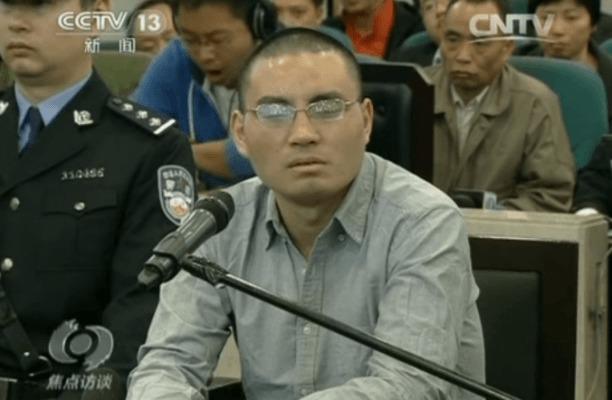 Mikrobloggaren "Qin Huohuo" inför rätta i Peking under fredagen. Qin har erkänt "förtal" och att ha "skadat samhället" genom att sprida "rykten" på internet. (Skärmdump från CCTV) 
