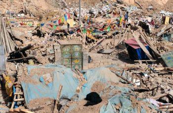 Resterna efter byggnader som raserats av jordbävningen i Yushu-häradet. (Foto: Frederic J. Brown/AFP/Getty Images)