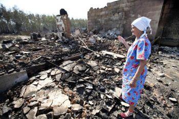 En rysk kvinna tittar på resterna av sitt utbrända hem i Voronezj, västra Ryssland. Stora skogsbränder har dödat minst 40 personer och orsakat skador på ca 1,1 miljard kronor. (Foto: Alexey Sazonov/Getty Images)