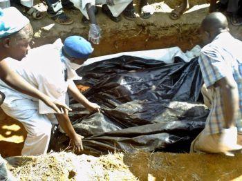 Kropparna efter dödade i de senaste bombattackerna begravs den 27 december på Naraguta-kyrkogården i Jos, Nigeria. En samordnad attack med fyra bomber i Jos på julafton tog minst 80 liv. (Foto: Aminu AbuBakar/AFP/Getty Images)