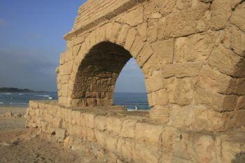 Fornlämning: Del av en antik akvedukt vid Caesarea i Israel, där man gräver efter antikviteter. (Foto: Genevieve Long / The Epoch Times)
