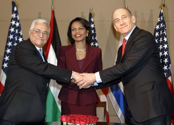 Den amerikanska utrikesministern Condolezza Rice skakar hand med Israels premiärminister Ehud Olmert (höger) och Palestinas ledare Mahmud Abbas inför toppmötet i Jerusalem. (Foto: Matty Stern/ AFP/ HO/ US-EMBASSY) 