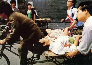 En riksha-förare trampar furiöst för att forsla bort sårade studenter från Himmelska fridens torg den 4 juni 1989. (64memo.com)
