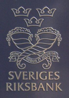 Entréskylten vid riksbankshuset i Stockholm. Hinc robur et securitas är riksbankens motto, på svenska Härav styrka och säkerhet. (Foto: Holger Ellgaard)