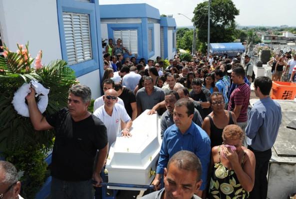 Släkt och vänner bär på en kista under begravning av en elev i Rio de Janeiro den 8 april 2011. (Foto: AFP/ Vanderlei Almeida)