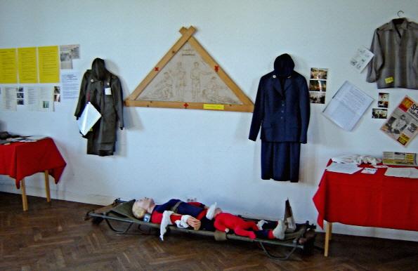 Gamla Röda Kors-uniformer och instruktioner om mitellaförband fanns bland föremålen i den utställning i Lerums Röda Kors-hus som Lisbeth Svarén ansvarade för. (Foto: Barbro Plogander)
