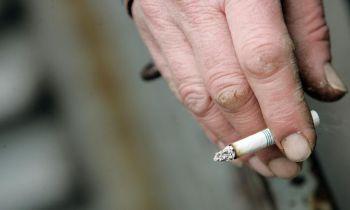En man röker en cigarett i centrala New York den 20 februari 2008. (Foto: Mario Tama/Getty Images)