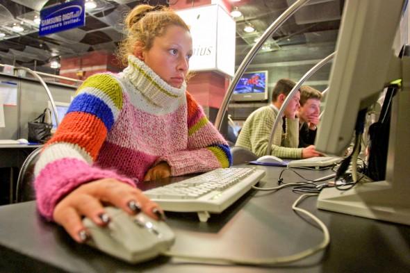 En kvinna sitter vid en dator på internetkaféet Time Online i centrala Moskva. Ryska internetleverantörer är skyldiga att blockera webbplatser med förbjudet material enligt en lag som trädde i kraft den 1 november 2012. (Foto: Oleg Nikishin/Getty Images)