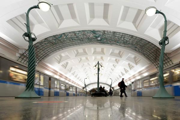 Tunnelbanepassagerare på Slavjanskij  Boulevars metrostation i Moskva i november 2012. Dagens olycka inträffade nära samma station och 20 personer sägs ha blivit dödade enligt AP.(AFP/Kirill Kudryavtsev/Getty Images)