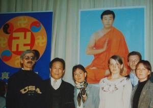 Gao Chunman, andra från vänster, på en bild tagen vid en rysk Falun Gong-konferens. (Foto: Epoch Times/arkiv)
