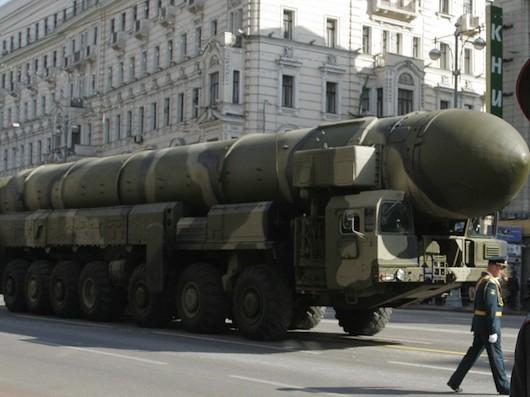 Missilen Topol-M lämnar Röda torget under en repetition inför nationens segerdags-parad i Moskva den 5 maj 2008. (Foto: Alexander Nemenov/AFP/Getty Images)