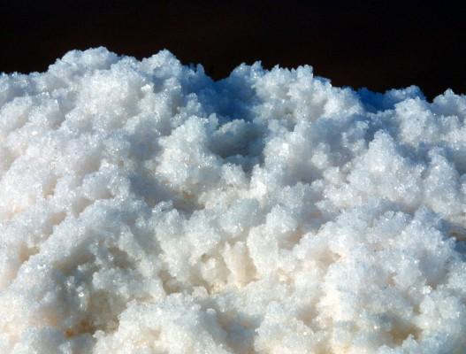 Närbild av havssaltkristaller från i Aigues-Mortes i Frankrike. Jod finns naturligt i havssalt. Jod anses även kunna dra ut vissa tungmetaller ur kroppen. (Foto: AFP/Dominique Faget