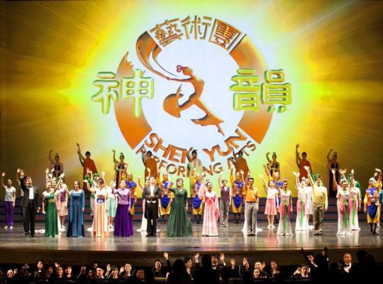 Shen Yun Performing Arts tackar publiken på  Lincoln Center i New York, den 7 januari 2011. Det Kinesiska kommunistpartiet har börjat ta efter det framgångsrika danskompaniet som framför genuin traditionell kinesisk kultur på scener i hela världen - utom i Kina. (Foto: Epoch Times)