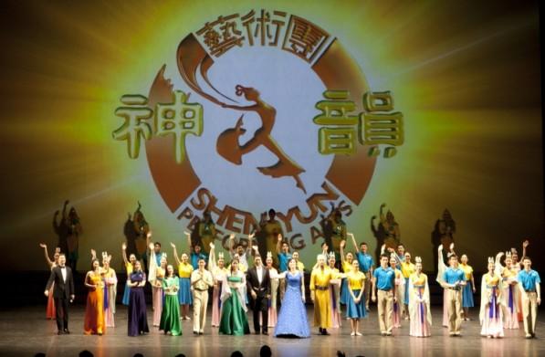 Dansarna, sångsolisterna, och konferenciererna i Shen Yun Performing Art’s New York Company bugar inför en fullsatt salong på National Arts Centre i Ottawa torsdagen den 27december 2012. (Foto: Evan Ning/Epoch Times)