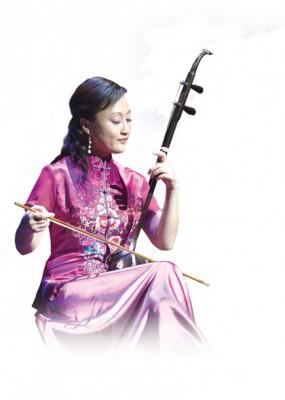 Xiachun Qi är erhu-solist och orkestermedlem i Shen Yun. Hon behärskar mästerligt sitt instrument som frambringar ett melankoliskt ljud som är både oförglömligt vackert och rörande, och det har trollbundit publiken världen över. (Foto med tillstånd av Shen Yun Performing Arts)