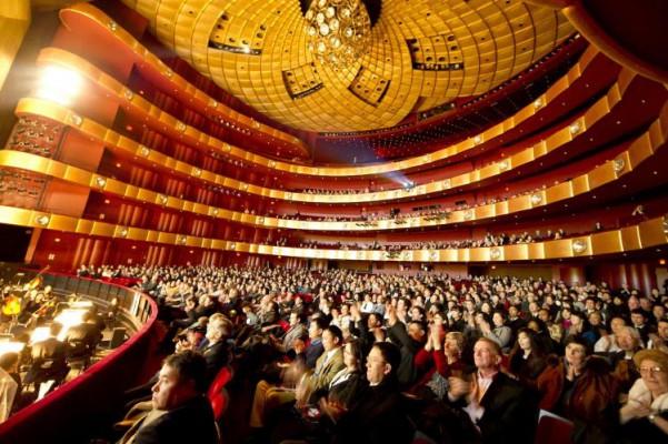 Publiken applåderar Shen Yun Performing Arts artister vid premiären i Lincoln Center den 6:e januari. (Foto: Dai Bing/Epoch Times)
