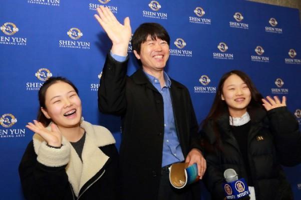 Park Soo-Kwan, mästersångare i koreansk klassisk sång, tog med sina studenter för att se Shen Yun Performing Arts sista föreställning i Sydkorea den 17 februari. (Foto: Quan Yu / Epoch Times)