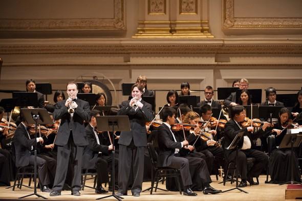 Kaspar Märtig, trumpetare (h), Alexander Wilson, trumpetare (v) och Shen Yun Symphony Orchestra framförde Antonio Vivaldis Konsert för två trumpeter i C-dur i Carnegie Hall den 28:e oktober 2012, som en del av orkesterns internationella debut. (Foto: Dai Bing/NTD Television)

