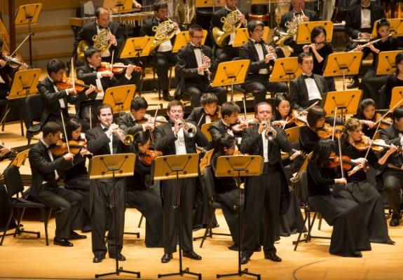 Medlemmar i Shen Yun Symphony Orchestra spelar Bugler's Holiday och  A Trumpeter's Lullaby av Leroy Anderson vid Segerstrom Concert Hall i Costa Mesa. (Foto: Dai Bing/Epoch Times)
