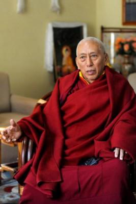 Nuvarande tibetanska premiärminister Samdhong Rinpoche talar under en intervju i Dharamsala den 17 mars. Rinpoche har accepterat Dalai Lamas avgång och säger att Dalai Lama förbereder tibetanerna på en framtid utan honom vid rodret.  Exilparlamentet ber emellertid Dalai Lama att ompröva beslutet om tillbakaträdandet. (Raveendran/AFP/Getty Images)
