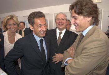 Frankrikes president Nicolas Sarkozy talar med sin son Jean Sarkozy (h) när de besökte en utställning som är en del av Grand Paris-projektetet. (Foto: Philippe Wojazer/AFP/Getty Images)