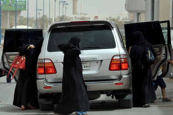 Saudiska kvinnor går ur en bil i Riyadh 17 juni. Saudiska kvinnor körde bil under en landsomfattande kampanj för att protestera mot ett traditionellt förbud att köra bil. (Foto: Fayez Nureldine/ AFP)
