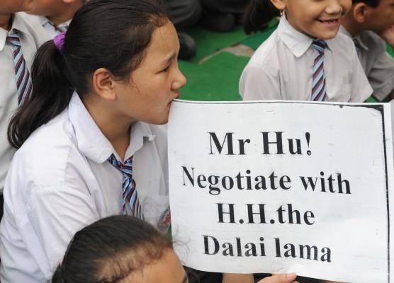 Bild på tibetanska skolbarn som protesterade under Kinas 60-års firande i makten i oktober 2009. Ca 500 tibetanska skolbarn deltog i protesten i New Delhi och krävde fritt Tibet. (Foto: AFP/Raveendran) 