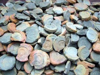 Formar för att tillverka falska mynt från andra och tredje århundradet som hittades i Trier i Tyskland. Den globala marknaden för falska konstföremål har skjutit fart tack vare populära aktionswebbsidor. (Foto: Chris 73/Wikimedia Commoncs licensed under GG-By-SA 2.5)