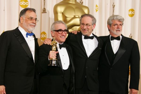 Martin Scorsese (andra till vä), vinnaren för bästa regi i filmen ”The Departed” poserar med sin Oscartrofé med filmregissörerna Steven Spielberg (andra till hö), George Lucas (hö) och Francis Ford Coppola (vä), vilka överlämnade priset till honom på den 79:e Oscarsgalan i Hollywood, Kalifornien, den 25 februari 2007. (Foto: AFP/ Robyn Beck)
