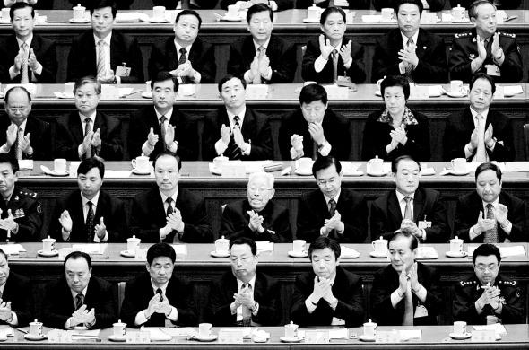 Kinesiska delegater applåderar efter en omröstning under kommunistpartiets kongress i Folkets stora sal, 21 oktober 2007 i Peking. (Foto: Andrew Wong/Getty Images)