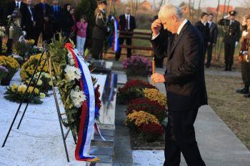 Serbiens president Boris Tadić på besök vid Paulin Dvor i Osijek där han hedrar minnet av 18 serbiska civila som dödades av kroatiska soldater den 4 november 1991. Tadić bad om ursäkt för de övergrepp som begicks i den kroatiska staden Vukovar av Belgrad-kontrollerade jugoslaviska styrkor (Foto: Stringer/Getty Images)