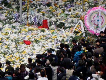 Jiazhou-gatan i Shanghai blev ett hav av blommor den 21 november, då tiotusentals människor sörjde de 58 som dog i höghusbranden en vecka tidigare. (Foto: Epoch Times Archives)
