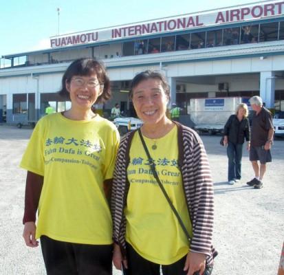 Shelley Shao (v) och Li Yuan på en flygplats i Tonga. (Foto: Clearwisdom.net)