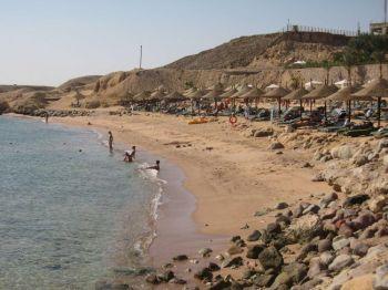 Turister går på stranden den 6 december på semesterorten Sharm el-Sheikh vid Röda havet  i närheten av platsen där flera hajattacker har rapporterats. (Foto: Khaled Desoukia/ AFP/Getty Images) 