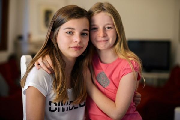 Det är inte alla barn som förunnas av att ha ett syskon som är till glädje och stöd under uppväxten. Systrarna på bilden har ingen koppling till artikeln. (Foto:AFP/Fabrice Coffrini)