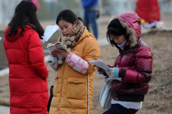 Elever kollar sina anteckningar innan ett prov i Hefei, den 5 januari 2013. Över 100 kvinnliga högskolestudenter från hela Kina väckte uppmärksamhet kring sexuella övergrepp mot flickor under den nationella folkkongressen. (Foto: STR/AFP/Getty Images)
