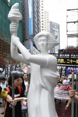 Statyn "Goddess of Democracy" visas upp, 29 maj i Hongkong. (Foto:The Epoch Times)