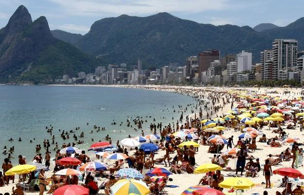 Vistelse ut i solen har mer fördelar än vad man tidigare trott. Här är det semestefirare som njuter av solen och värmen den 17 januari på Ipanema Beach i Rio de Janeiro, Brazil. (Foto: Vanderlei Almeida/ AFP)