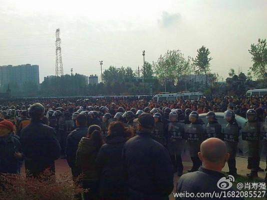 Mellan 5 000 och 10 000 arbetare vid det statliga Pangang Group Chengdu Steel &amp; Vanadium Company i Chengdu i Sichuanprovinsen gick ut i en tredagars strejk den 4 januari på grund av de låga lönerna och årsbonusarna. (Bilden postad på Weibo av en kinesisk bloggare.)