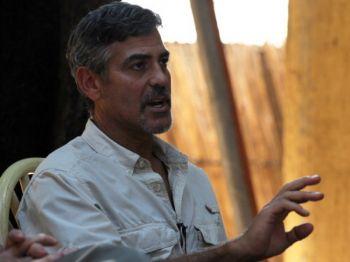 George Clooney talar om södra Sudans folkomröstning vid dess  utträde under en intervju med AFP på ett hotell i Juba på valnatten den 8 januari 2011. (Foto: Roberto Schmidt/AFP/Getty Images) 